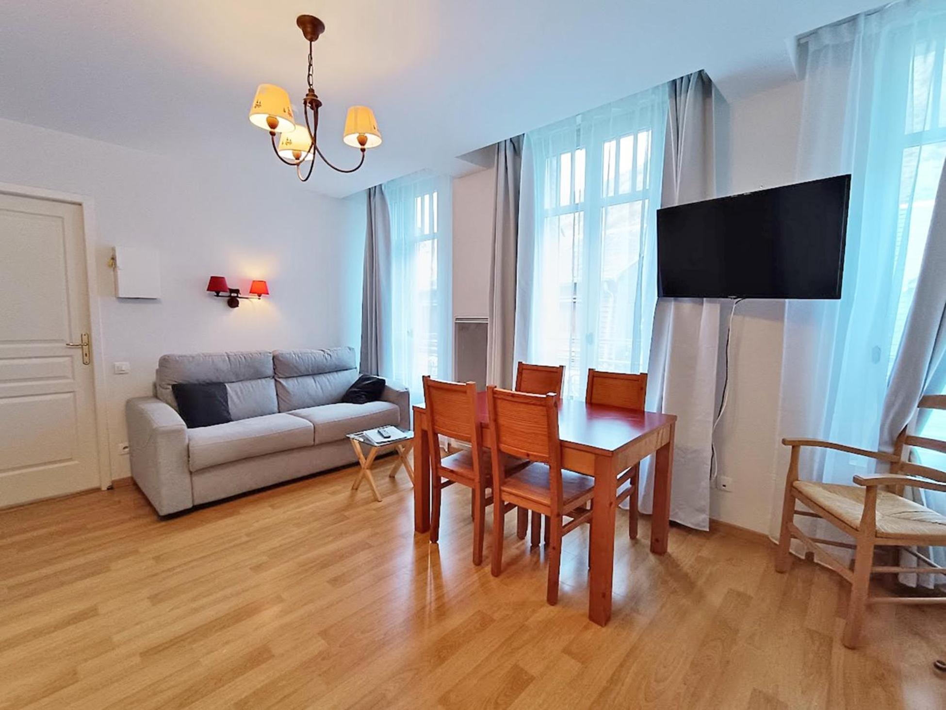 Appartamento Il Etait Une Fois Luchon, T2, Centre Luchon, Wifi, Casier A Skis, Ascenseur, 4 Personnes Bagnères-de-Luchon Esterno foto