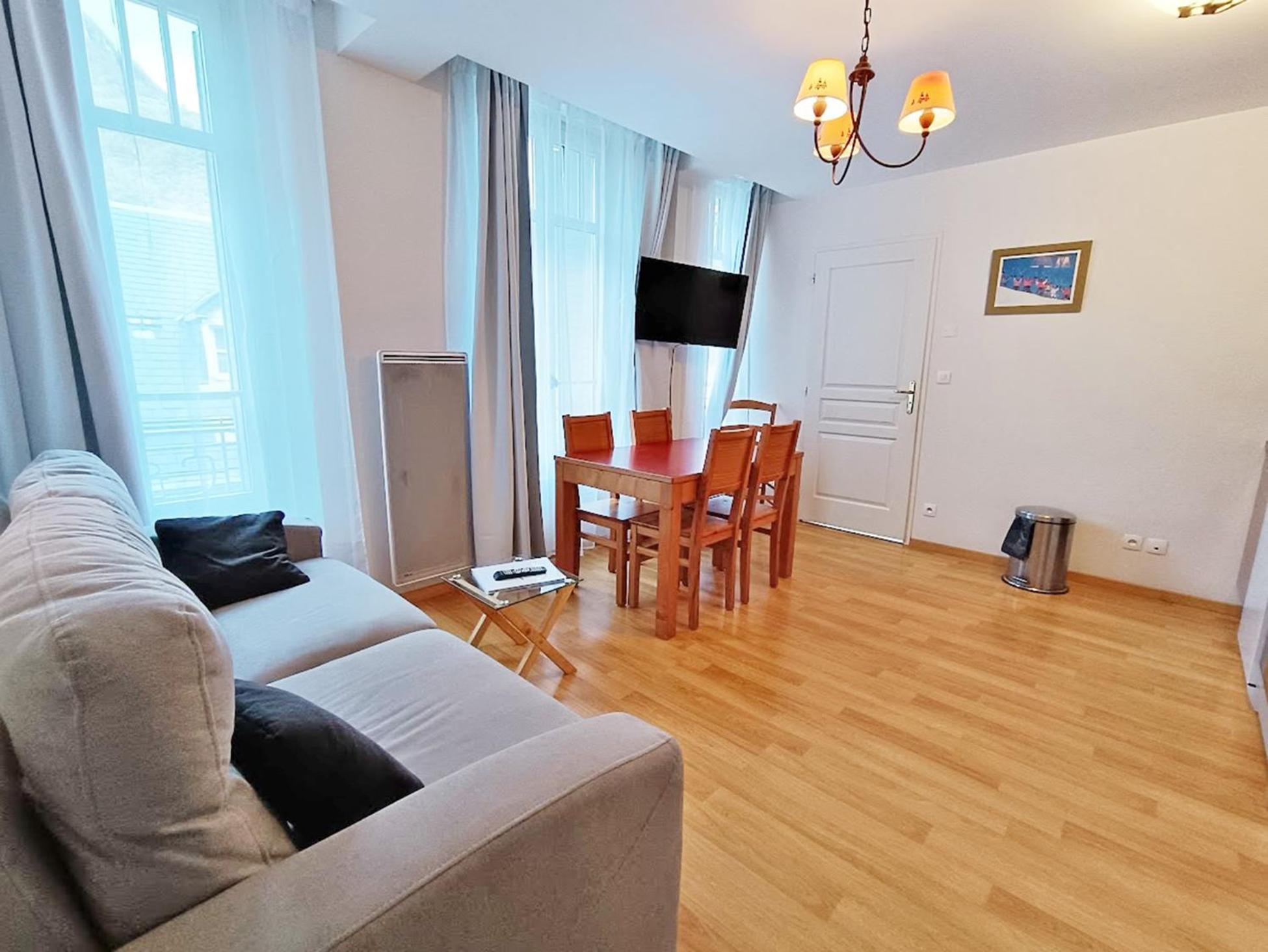 Appartamento Il Etait Une Fois Luchon, T2, Centre Luchon, Wifi, Casier A Skis, Ascenseur, 4 Personnes Bagnères-de-Luchon Esterno foto